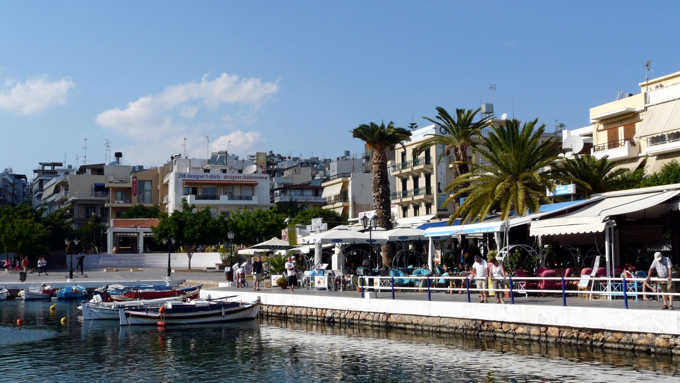 Tavernen und Restaurants am Ufer vom Voulismeni-See